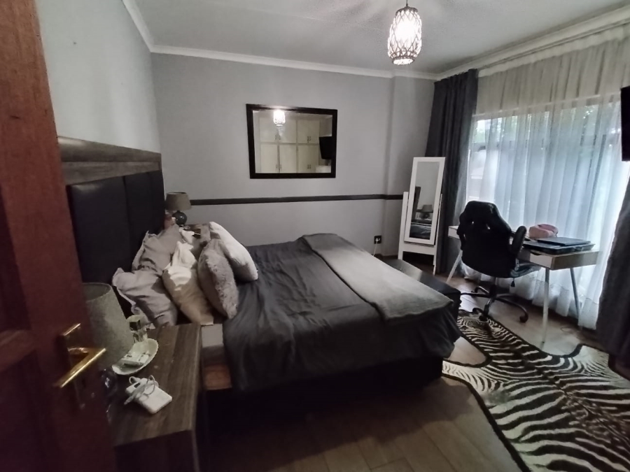 5 Bedroom Property for Sale in Safari Gardens North West